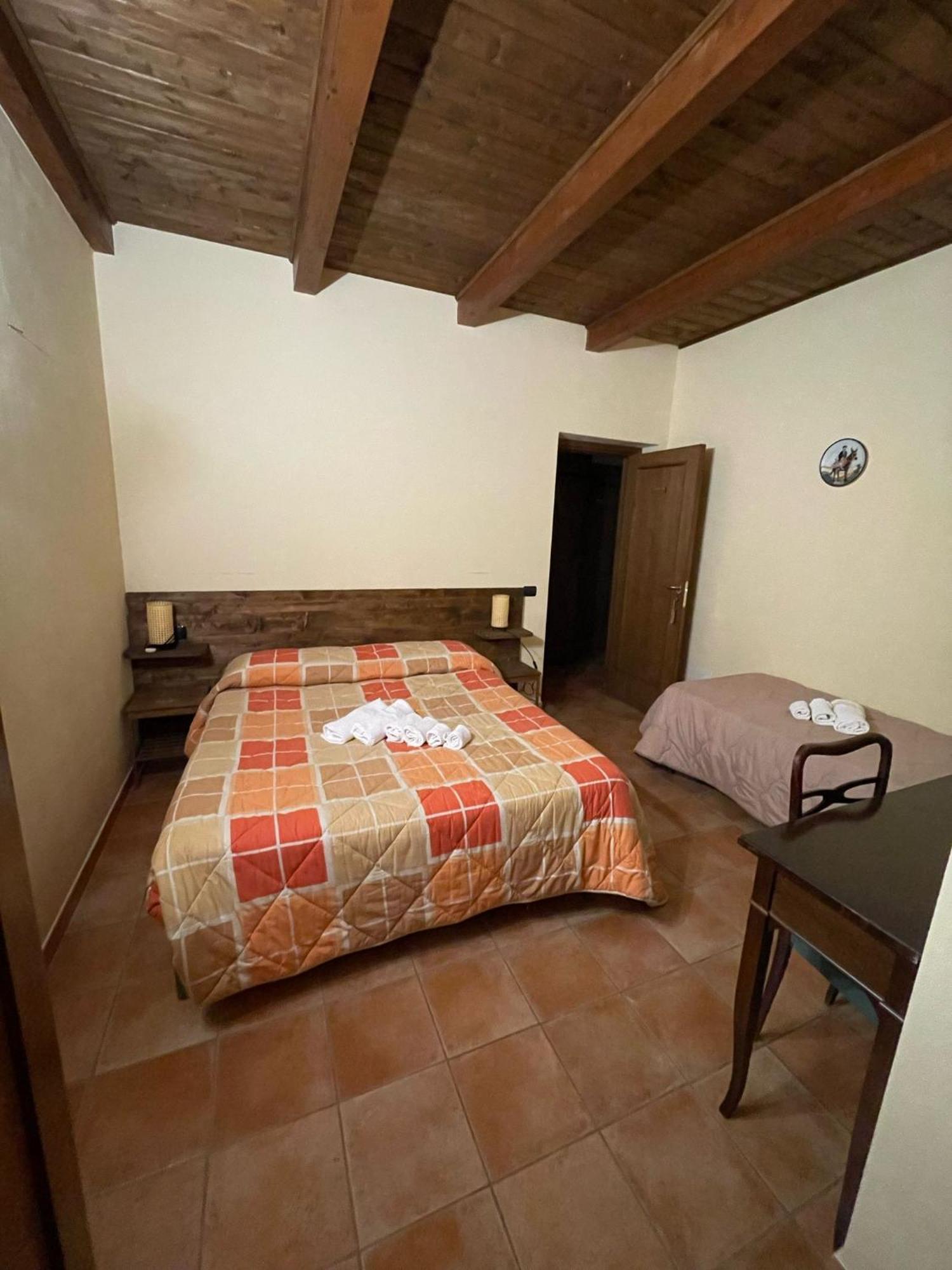 La Locanda Del Poeta Acri Bagian luar foto
