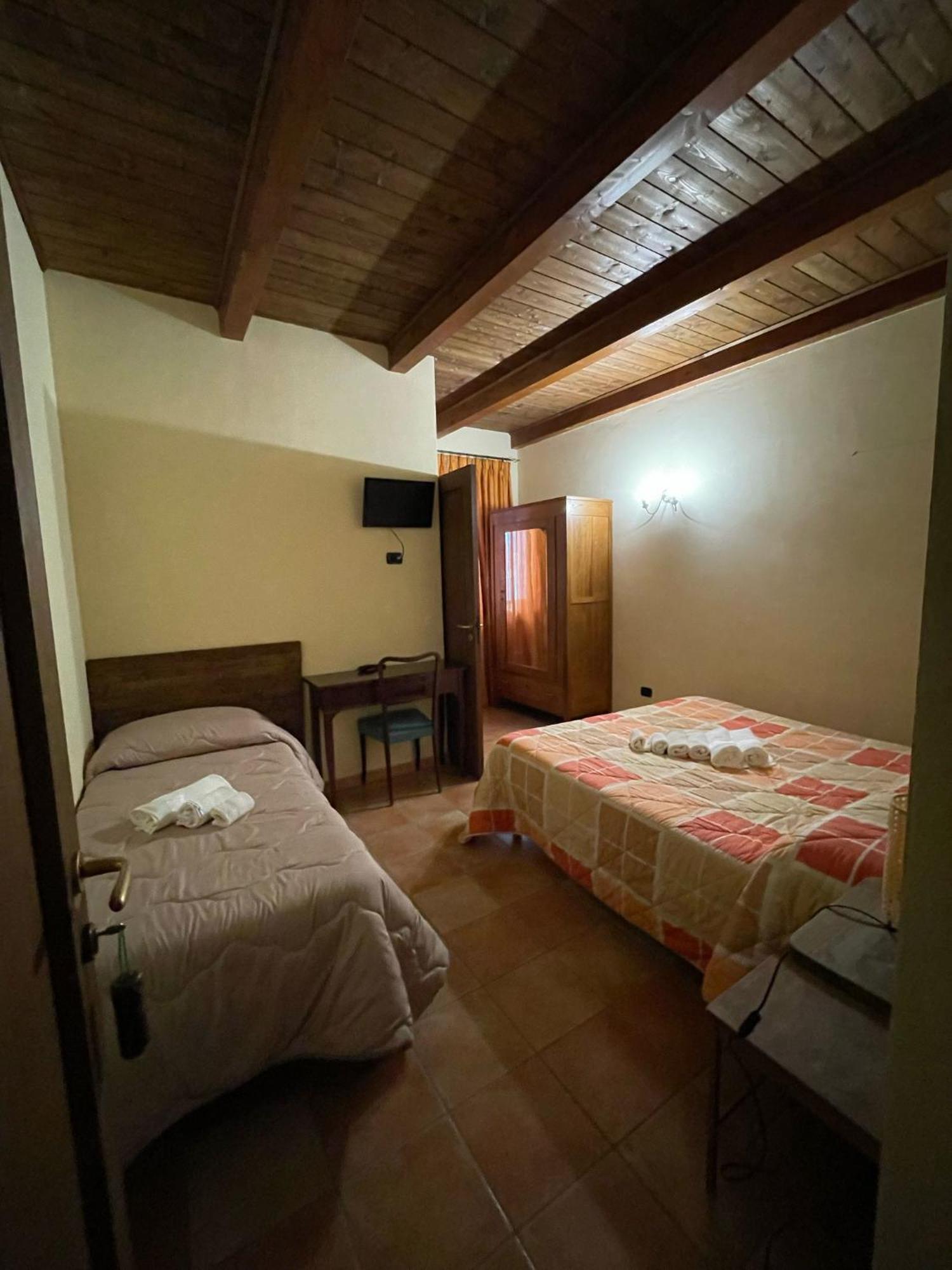 La Locanda Del Poeta Acri Bagian luar foto
